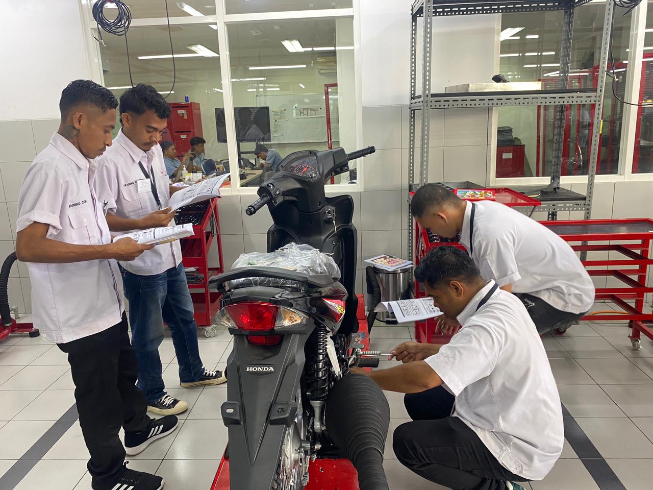 MPM Honda Jatim Gelar Pelatihan Mekanik untuk Instruktur BLK NTT.